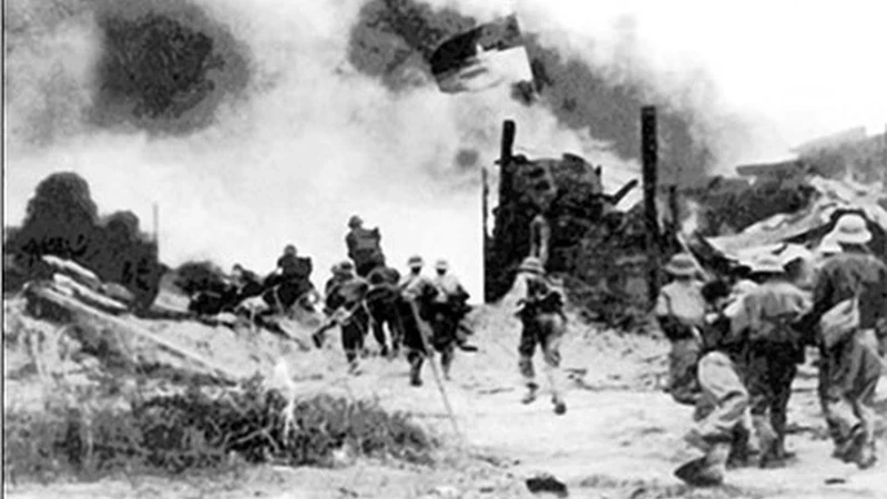 1975年4月29日，第320A师（第3军团）部队攻占同由基地。（图片来源：越通社/资料）