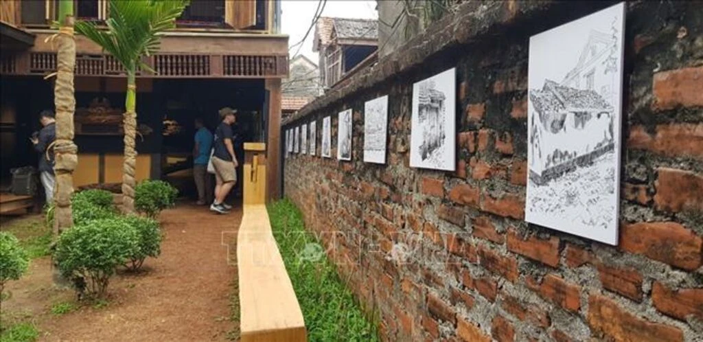 附图：河内市大力发展各地遗产和手工艺村体验式旅游。