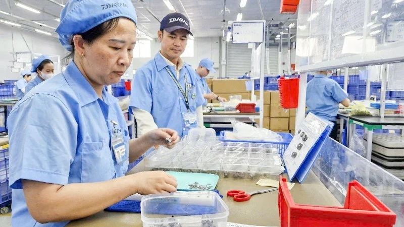 和庆工业园区的Daiwa（越南）责任有限公司的工人在生产中。