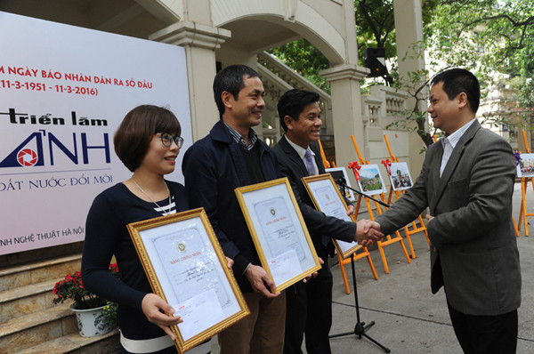 纪念越南《人民报》创刊65周年的系列庆祝活动 ảnh 6 纪念越南《人民报》创刊65周年的系列庆祝活动 ảnh 6