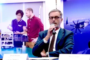 法国驻越大使奥利维耶·布罗谢发表讲话。