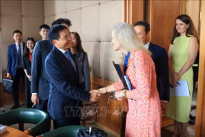 越南政府副总理阮文胜会见世界贸易组织（WTO）副总干事詹妮弗·D.J.·诺德奎斯特。