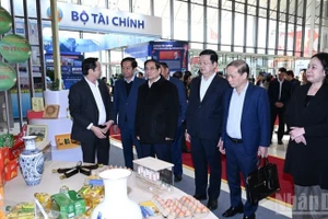 范明正总理实地检查第十一届全国爱国竞赛大会准备工作。（陈海 摄）