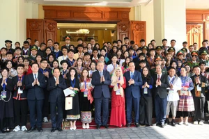 越共中央总书记苏林会见少数民族优秀学生和青年代表。