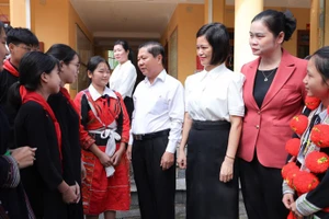 教育培训部领导看望沾化民族寄宿制高中学校。