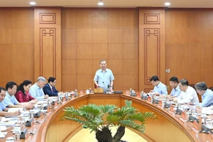 苏林总书记主持召开与政府党组的工作会议。