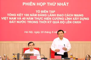 第十三届越共中央政治局委员，中央理论委员会主席，总结指导委员会副主任，编委会主任阮春胜教授在会议上发表讲话。
