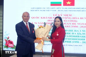 胡志明市各友好组织联合会主席何清向保加利亚驻越南大使帕夫林·托多罗夫送花。（图片来源：越通社）
