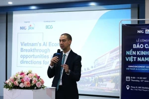 波士顿咨询集团（BCG）董事总经理兼合伙人、公共部门主管阿诺德介绍人工智能经济报告。图片来源：越南之声