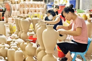 附图：钵场陶瓷村的匠人。