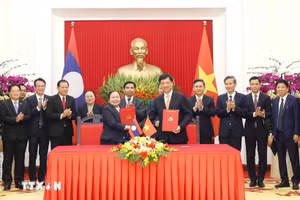 越南共产党中央组织部与老挝人民革命党中央组织部《2026—2031年阶段合作协议》签字仪式场景。