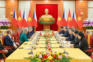 越共中央总书记苏林会见捷克参议院主席米洛什·维斯特奇尔。（水源 摄）