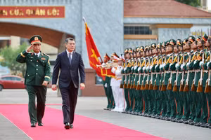 越南政府总理黎明兴出席第四军区颁发人民武装力量英雄称号颁授仪式。