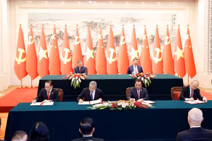 越共中央总书记、国家主席苏林与中共中央总书记、国家主席习近平共同见证两国系列合作文件的签署。