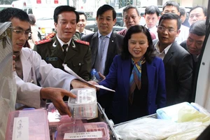 越共十四大医疗保障工作组检查大会医疗保障准备工作。