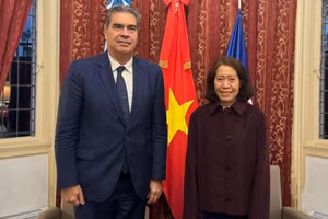 吴明月大使与阿根廷参议院亚洲友好议员小组主席、参议员豪尔赫·米尔顿·卡皮塔尼奇。