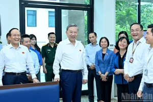 苏林总书记在河内会见选民。登科 摄