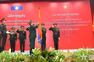 越南国家授予老挝国防部集体和个人独立勋章的颁发仪式。