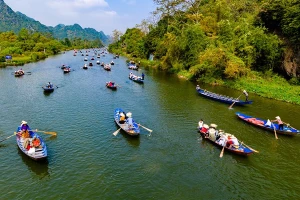 坐小船渡燕溪上香寺。
