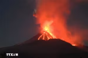 印度尼西亚：火山喷发致机场临时关闭。（图片来源：新华社/越通社）