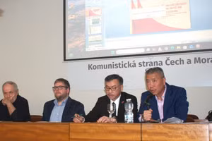 越南驻捷克大使杨怀南向捷克和摩拉维亚共产党领导层及广大党员全面介绍越共十四大的成果。