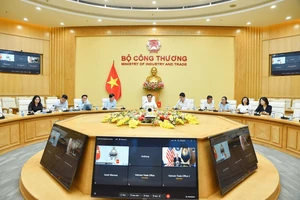 工贸部副部长、越南政府对美互惠贸易协定谈判代表团副团长阮生日新与美国新任副贸易代表布莱恩·R·斯威策进行线上通话。