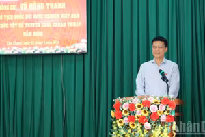 越南国会副主席武鸿青前往芹苴市向高棉族同胞致以新年祝福。