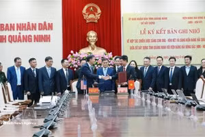 广宁省建设厅与美国东北海事学院正式签署关于蜜蜂—鸿蔑（Con Ong – Hòn Nét）港区及广宁海运倡议战略合作的谅解备忘录。