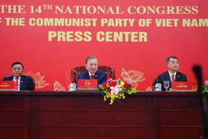 苏林总书记主持国际新闻发布会。