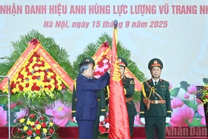 苏林总书记向国防工业总局授予“人民武装力量英雄”称号。（登科 摄）
