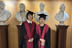 越德友谊医院整形外科医生杜氏玉玲（左）和108中央军医院面颅及整形外科中心副主任黎叶玲。（图片来源：越通社）