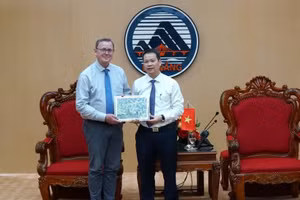 岘港市人民委员会主席阮孟雄向德国联邦议会副议长博多·拉梅洛赠送纪念品。（图片来源：越通社）