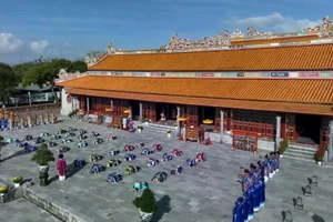 再现阮朝皇宫大年初一上朝仪式。