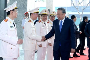 越共中央总书记走访慰问公安部安全调查局干部战士。