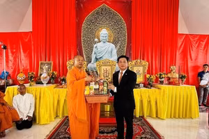 越南驻孔敬总领事丁黄灵强调，华严寺是一项文化工程，体现了旅泰越南人社群的团结协作，所在国人民的支持以及当地政府的帮助。