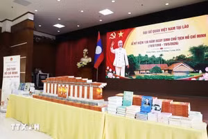 胡志明主席诞辰136周年纪念活动陈列的书籍。
