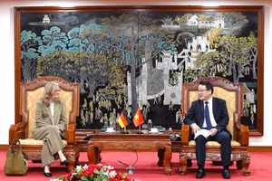 财政部副部长陈国方会见德国复兴信贷银行（KfW）董事会成员克里斯蒂安娜·莱巴赫。