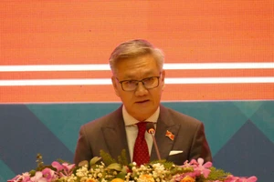 老挝外交部长通沙万·丰威汉在首都万象国家会议中心主持新闻发布会，公布老挝人民革命党第十二次全国代表大会的成果。