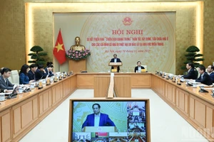 政府总理范明正主持召开“光中行动”中期总结会议。（陈海 摄）