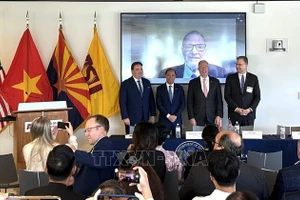 越南驻美国大使阮国勇与各位美国前驻越南大使。（图片来源：越通社）