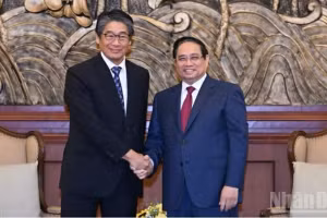 越南政府总理范明正会见日本驻越南大使。