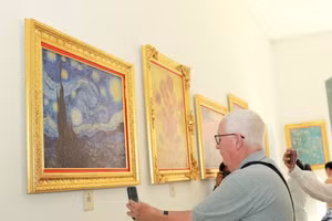 外国游客扫码了解画作信息。