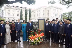 越共中央总书记、国家主席苏林在新加坡献花缅怀胡志明主席。（图片来源：越通社）