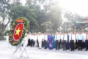 胡志明市领导上香缅怀越南英雄母亲和英雄烈士。