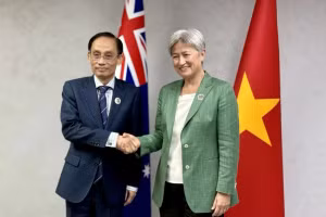 越南外交部长黎怀忠会见澳大利亚外交部长黄英贤。