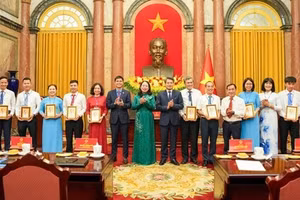 国家副主席武氏映春会见优秀工会主席。