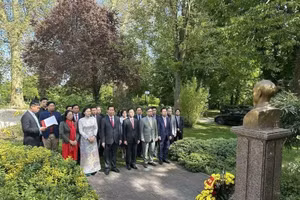 越南外交部副部长吴黎文向设在法国巴黎郊区蒙特勒伊市（Montreuil）的蒙特罗公园的胡志明主席敬献鲜花。（图片来源：越通社）