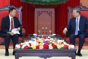 苏林总书记会见老挝公安部部长万通·贡马尼上将。