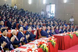 越共中央总书记、国家主席苏林，以及原总书记农德孟、原国家主席张晋创、原政府总理阮晋勇等各位领导和原领导同志出席活动。