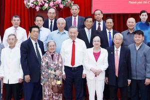 越共中央总书记苏林与南部地区历届越共中央委员合影。